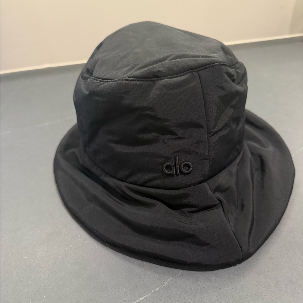 Alo Yoga good shade puffer bucket hat in black